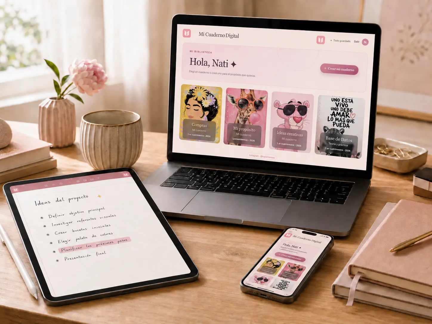 La nueva Mi Cuaderno Digital abierta en una computadora, una tablet y un celular, con su biblioteca rosa y un cuaderno en uso
